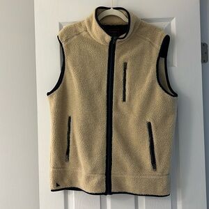 Untuckit men’s Sherpa vest
